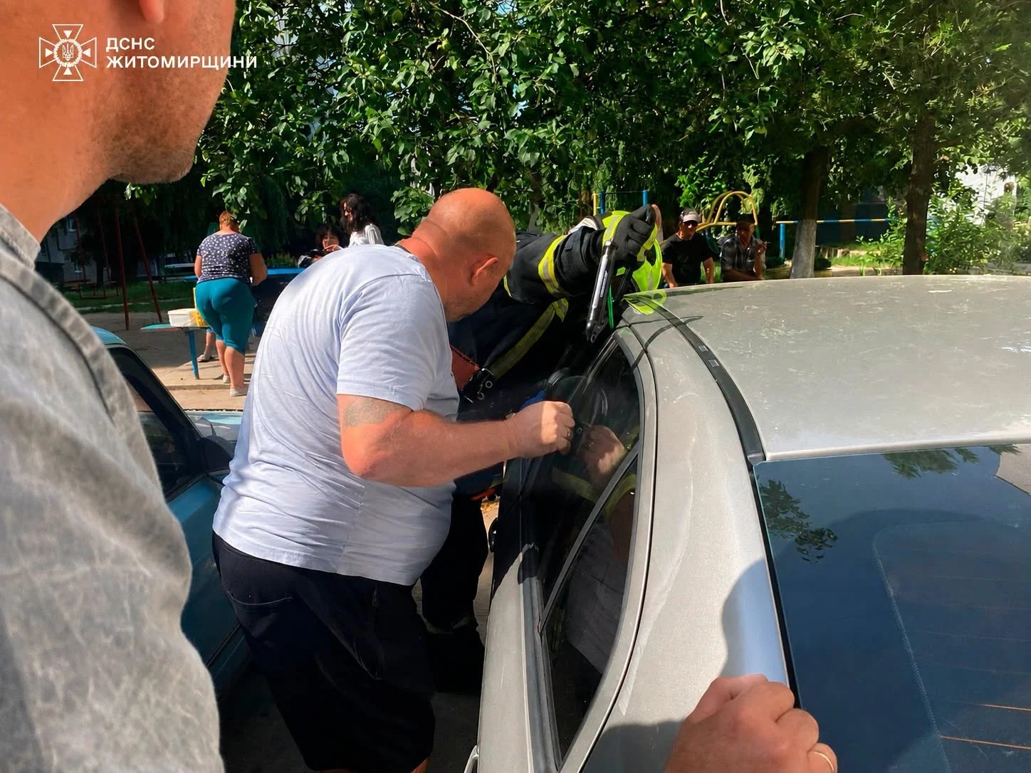У Бердичеві рятувальники деблокували авто з дитиною