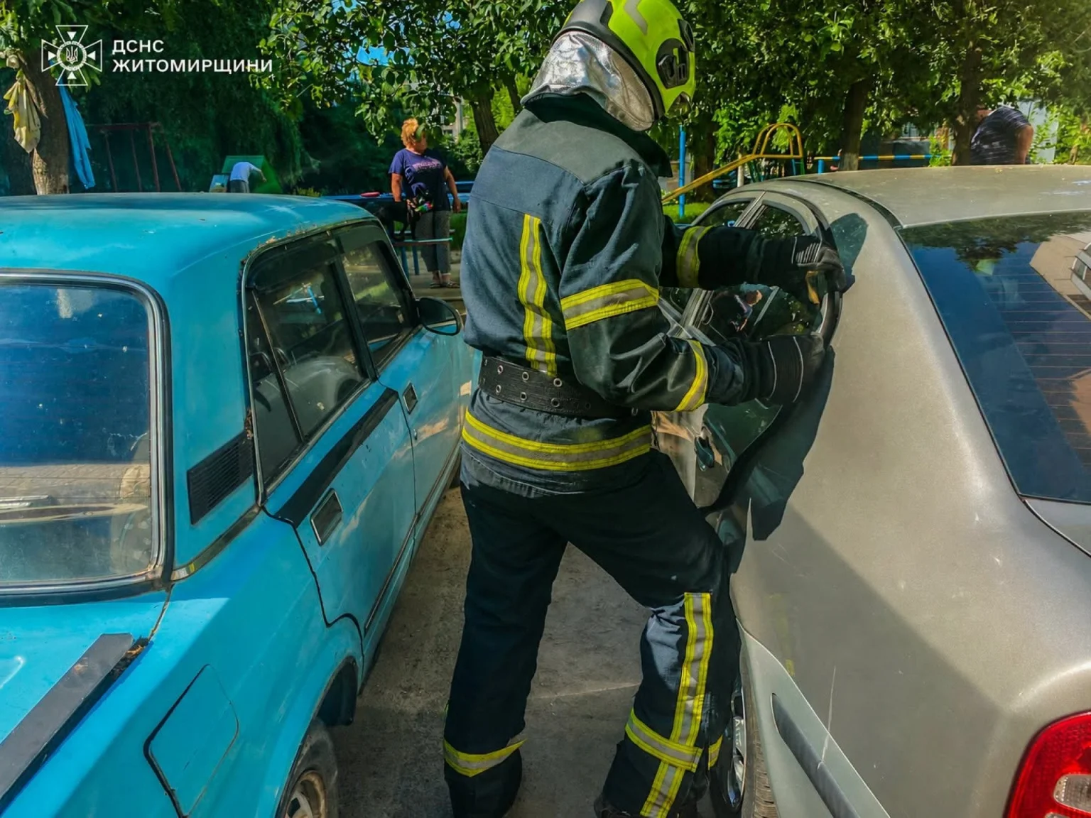 У Бердичеві рятувальники деблокували авто з дитиною