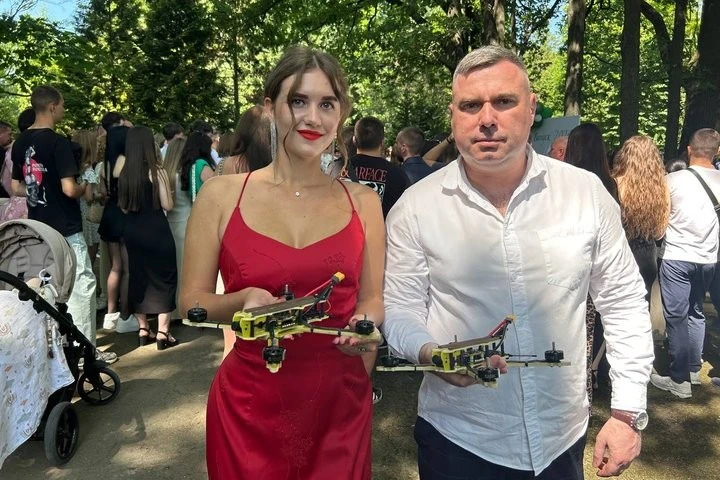 Замість гулянь — ударна допомога: житомирські випускники передали дрони фронту