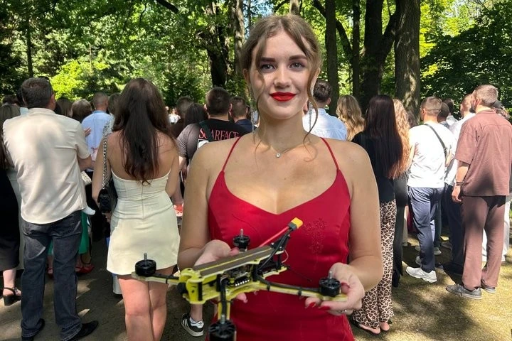 Замість гулянь — ударна допомога: житомирські випускники передали дрони фронту
