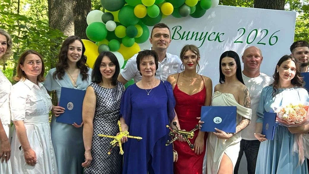 Замість гулянь — ударна допомога: житомирські випускники передали дрони фронту