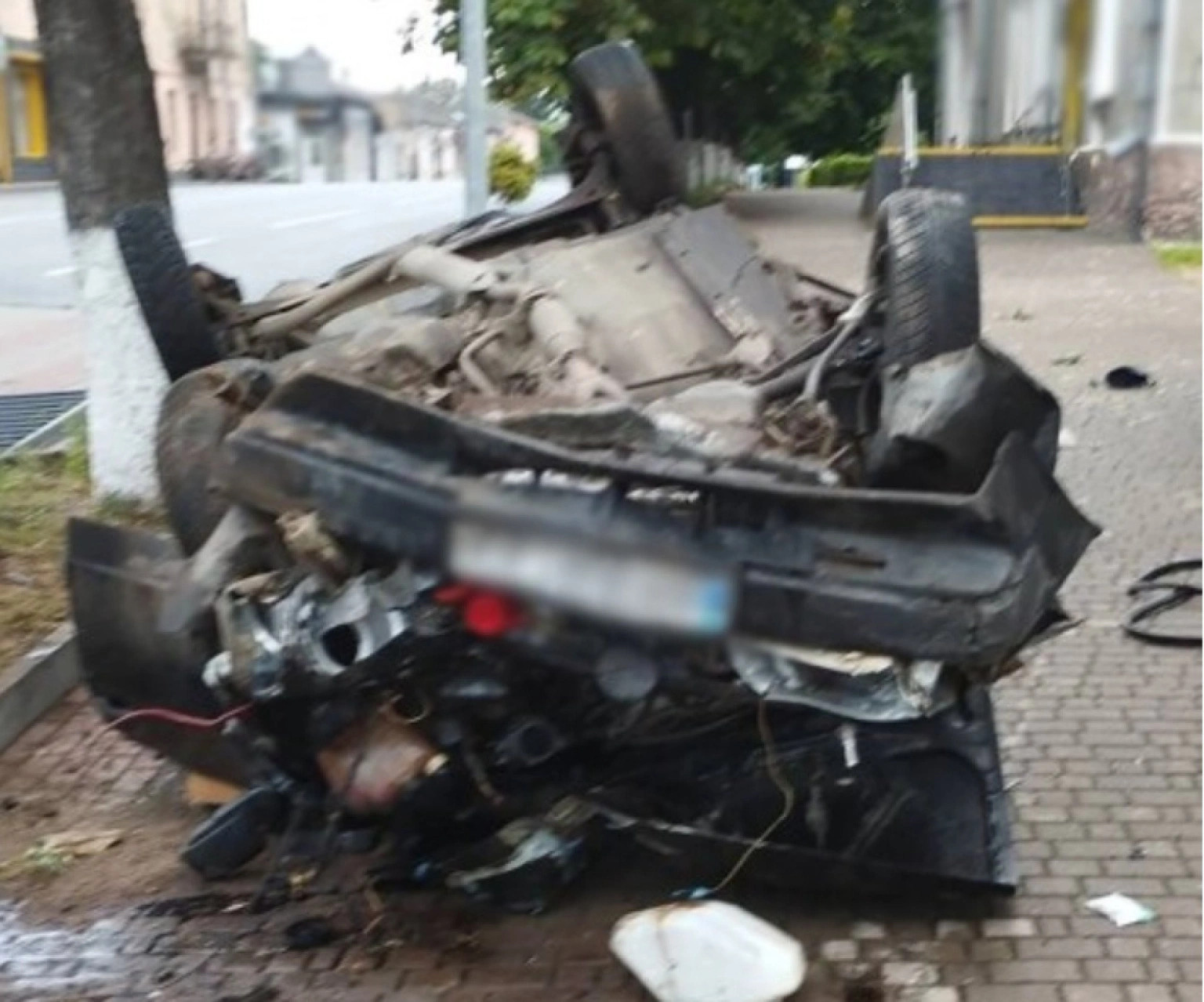 Нічна аварія в Овручі: нетверезий юнак перекинув легковик із пасажирами
