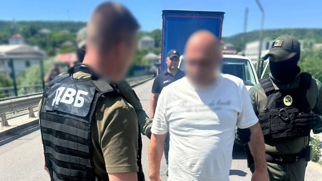 Масштабне відмивання грошей на нелегальному алкоголі: до Житомира екстрадували іноземця-втікача