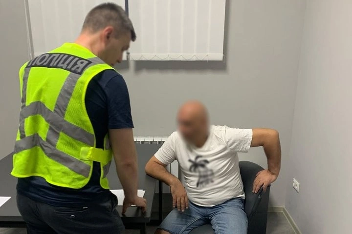 Масштабне відмивання грошей на нелегальному алкоголі: до Житомира екстрадували іноземця-втікача