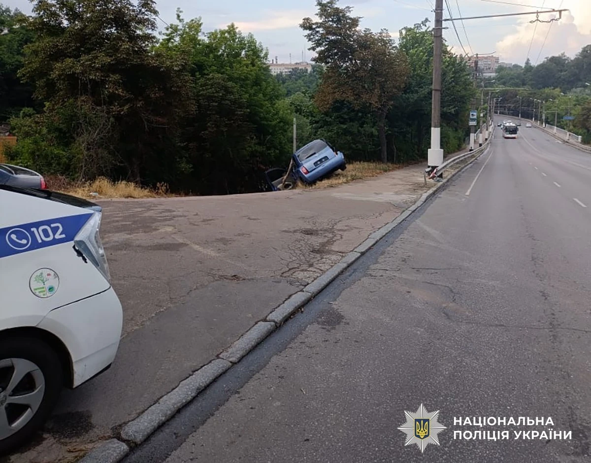Тяжка аварія в Житомирі: пасажирка опинилася в реанімації через таран відбійника